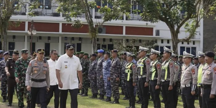 Pasukan gabungan mengikuti Apel Operasi Mantap Praja Grindulu 2026 di Polres Pacitan.