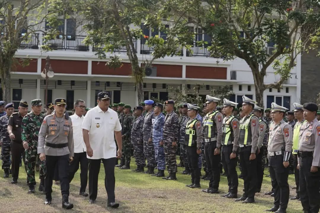 Pasukan gabungan mengikuti Apel Operasi Mantap Praja Grindulu 2026 di Polres Pacitan.