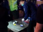Petugas gabungan Polres Pacitan dan Polisi Militer menyita puluhan botol miras serta melakukan tes urine saat razia di tempat hiburan malam Pacitan.