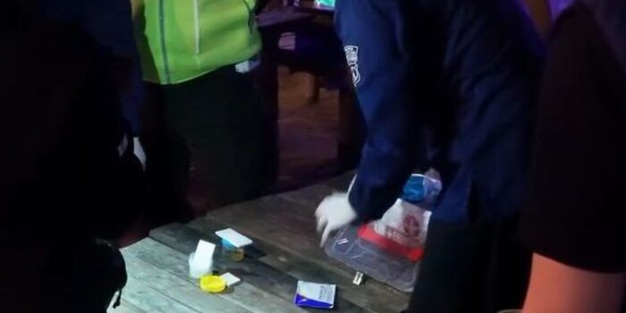 Petugas gabungan Polres Pacitan dan Polisi Militer menyita puluhan botol miras serta melakukan tes urine saat razia di tempat hiburan malam Pacitan.