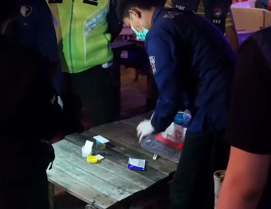 Petugas gabungan Polres Pacitan dan Polisi Militer menyita puluhan botol miras serta melakukan tes urine saat razia di tempat hiburan malam Pacitan.