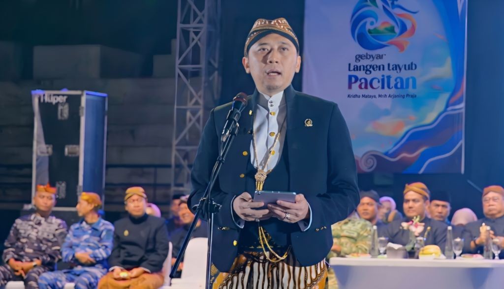 Wakil Ketua MPR RI Edhie Baskoro Yudhoyono memberikan sambutan pada acara pemecahan Rekor MURI Langen Tayub Pacitan di Gebyar Langen Tayub Pacitan 2026