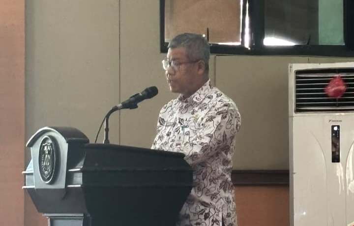 Sekda Pacitan Heru Wiwoho memberikan sambutan di hadapan puluhan jurnalis dalam agenda Pemilihan Ketua Forum Pewarta Pacitan (FPPA) di Gedung Karya Darma.