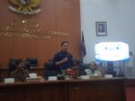 Ketua DPRD Pacitan Arif Setia Budi dan Wakil Ketua Fibi Irawan menerima kunjungan Ketua FPPA Sutikno beserta jurnalis di Ruang Paripurna DPRD Pacitan.