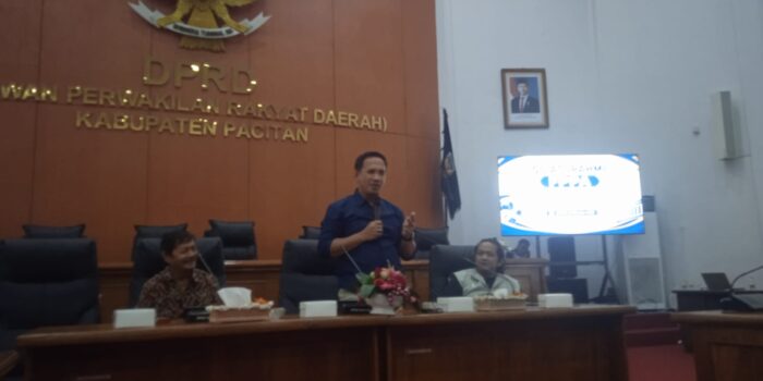 Ketua DPRD Pacitan Arif Setia Budi dan Wakil Ketua Fibi Irawan menerima kunjungan Ketua FPPA Sutikno beserta jurnalis di Ruang Paripurna DPRD Pacitan.
