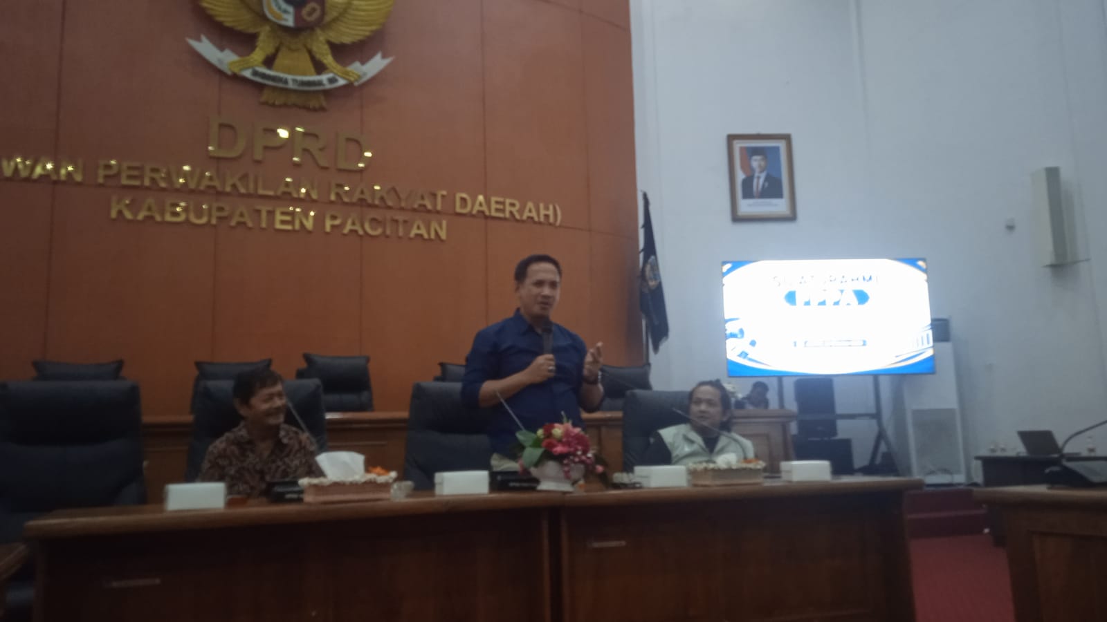 Silaturahmi Pengurus FPPA dan Pimpinan DPRD Kabupaten Pacitan Ketua DPRD Pacitan Arif Setia Budi dan Wakil Ketua Fibi Irawan menerima kunjungan Ketua FPPA Sutikno beserta jurnalis di Ruang Paripurna DPRD Pacitan.