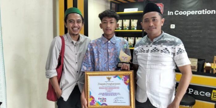 Siswa SMKN 1 Nawangan Pacitan, Regga Widi Adriansyah (tengah), memegang trofi dan piagam penghargaan Juara 1 FLS2N Tingkat Provinsi Jawa Timur 2026 didampingi dua guru pendamping di Pace Edotel SMKN 2 Pacitan.