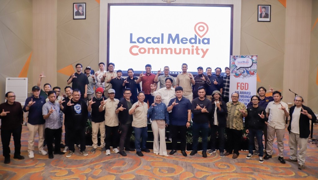 Foto bersama pimpinan media lokal dan perwakilan asosiasi pers usai menyepakati penolakan revisi UU Hak Cipta dalam FGD di Bandung.