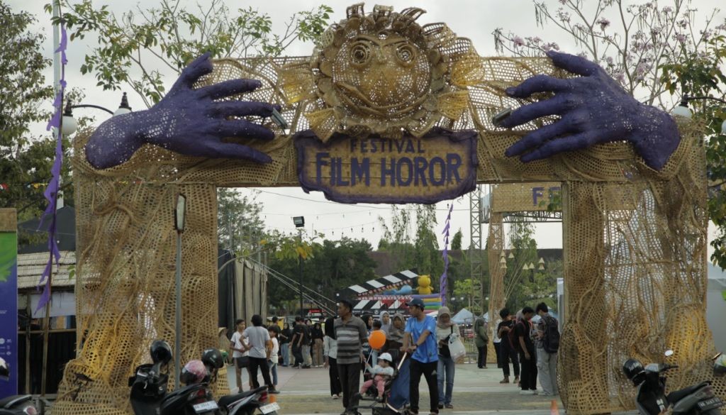 Suasana pintu gerbang area pemutaran film Bioskop Rakyat pada gelaran Festival Film Horor (FFH) 2026 di kawasan Alun-Alun Kabupaten Pacitan.
