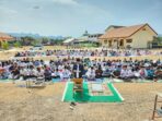 Ratusan jamaah melaksanakan Shalat Sunnah Istisqa di halaman Kampus 2 SMP IT Ar-Rahmah Pacitan.