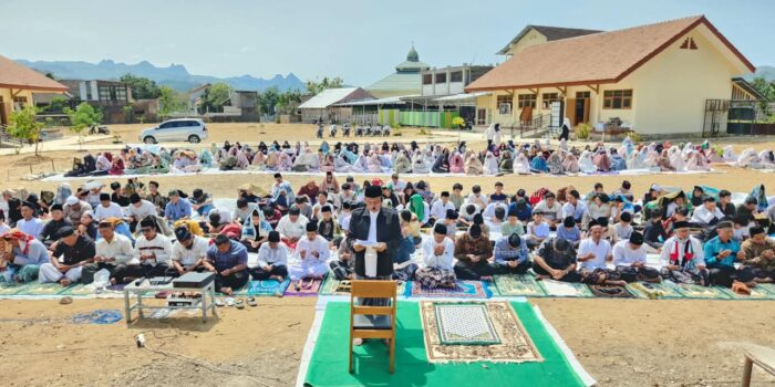 Suasana Shalat Istisqa Warga Pacitan di SMP IT Ar-Rahmah Ratusan jamaah melaksanakan Shalat Sunnah Istisqa di halaman Kampus 2 SMP IT Ar-Rahmah Pacitan.