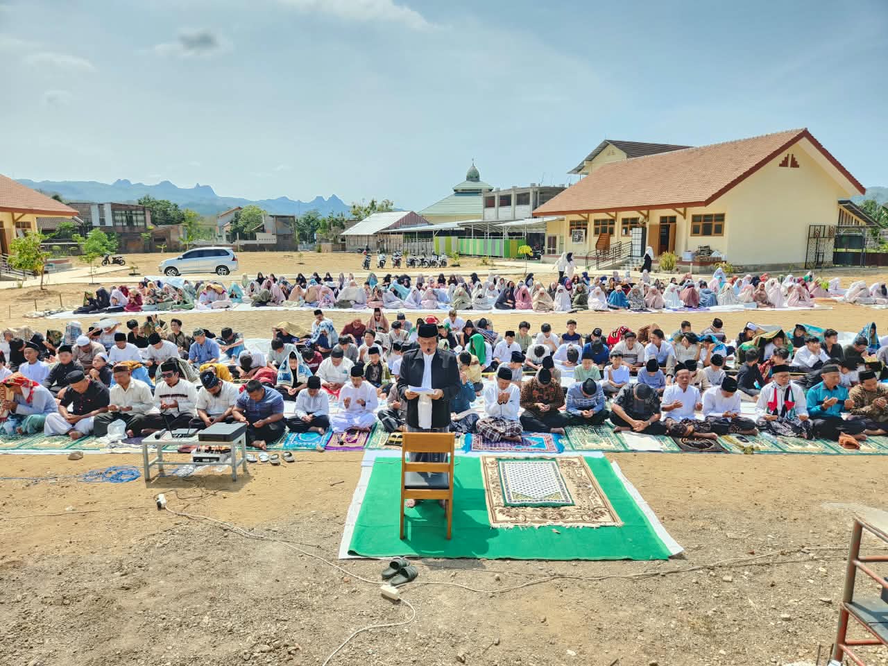 Suasana Shalat Istisqa Warga Pacitan di SMP IT Ar-Rahmah Ratusan jamaah melaksanakan Shalat Sunnah Istisqa di halaman Kampus 2 SMP IT Ar-Rahmah Pacitan.