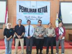 Sosok Sutikno (berdasi) yang resmi terpilih kembali menjadi Ketua Forum Pewarta Pacitan (FPPA) periode 2026-2028 usai meraih suara terbanyak di Gedung Karya Darma.