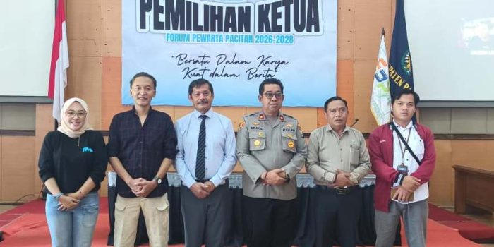 Sosok Sutikno (berdasi) yang resmi terpilih kembali menjadi Ketua Forum Pewarta Pacitan (FPPA) periode 2026-2028 usai meraih suara terbanyak di Gedung Karya Darma.