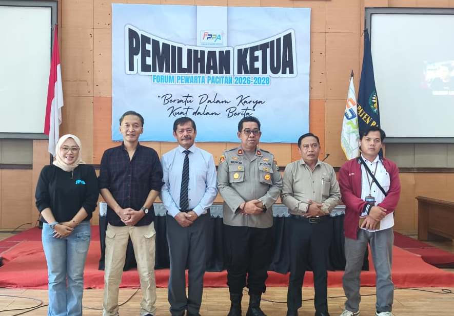 Sosok Sutikno (berdasi) yang resmi terpilih kembali menjadi Ketua Forum Pewarta Pacitan (FPPA) periode 2026-2028 usai meraih suara terbanyak di Gedung Karya Darma.