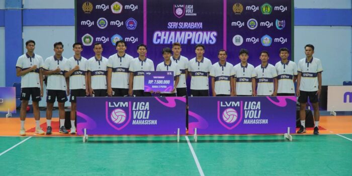 Skuad tim bola voli putra STKIP PGRI Pacitan berfoto bersama usai meraih runner-up Liga Voli Mahasiswa LVM 2026 Seri Surabaya di GOR UNESA.