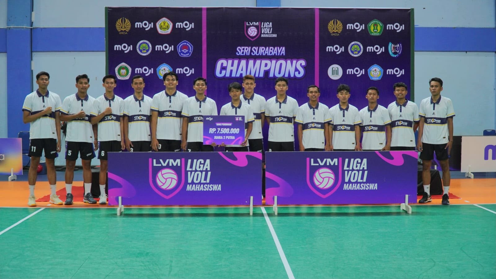 Tim Bola Voli Putra STKIP PGRI Pacitan Runner-Up LVM 2026 Seri Surabaya Skuad tim bola voli putra STKIP PGRI Pacitan berfoto bersama usai meraih runner-up Liga Voli Mahasiswa LVM 2026 Seri Surabaya di GOR UNESA.