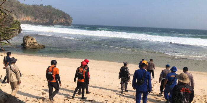 Anggota kepolisian, tim SAR gabungan, dan warga pesisir sedang memantau perairan dan menyisir area karang di Pantai Watu Murep, Pacitan, untuk mencari dua nelayan yang hilang.