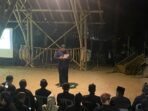 Warga Dusun Nitikan Desa Sukoharjo Pacitan menarik gerobak jimpitan hasil bumi dalam tradisi Entas-Entas untuk dibagikan kepada tetangga.
