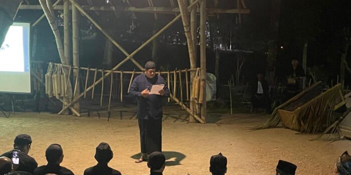 Warga Dusun Nitikan Desa Sukoharjo Pacitan menarik gerobak jimpitan hasil bumi dalam tradisi Entas-Entas untuk dibagikan kepada tetangga.