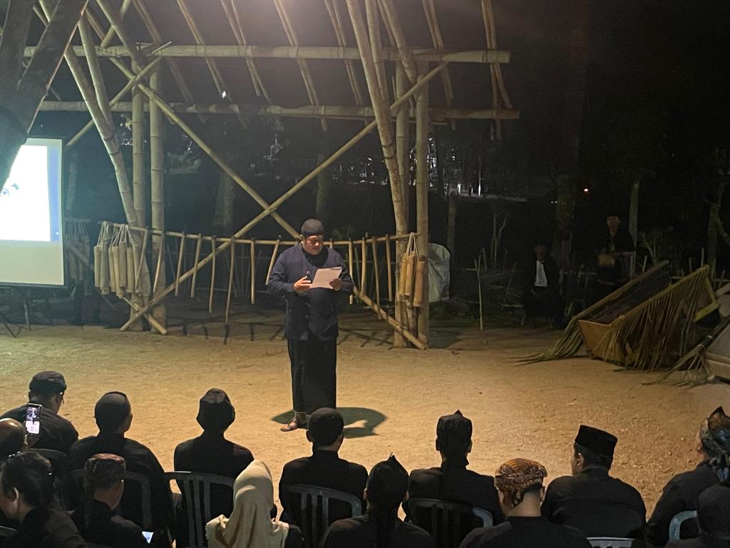 Tradisi Entas-Entas Dusun Nitikan Desa Sukoharjo Pacitan Warga Dusun Nitikan Desa Sukoharjo Pacitan menarik gerobak jimpitan hasil bumi dalam tradisi Entas-Entas untuk dibagikan kepada tetangga.