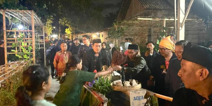 Warga Dusun Nitikan Desa Sukoharjo Pacitan mengumpulkan jimpitan gabah dan hasil bumi dalam tradisi Entas-Entas.