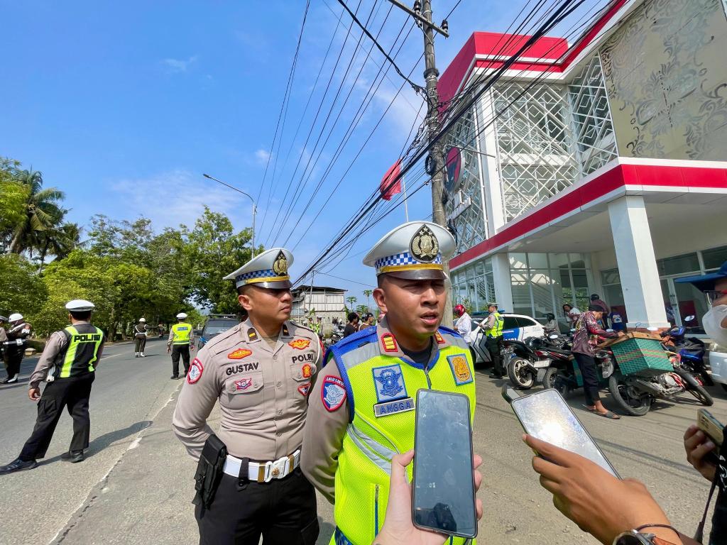 Kasat Lantas Polres Pacitan AKP Moch. Angga Bagus Sasongko memberikan keterangan pers kepada sejumlah wartawan terkait razia lalu lintas.