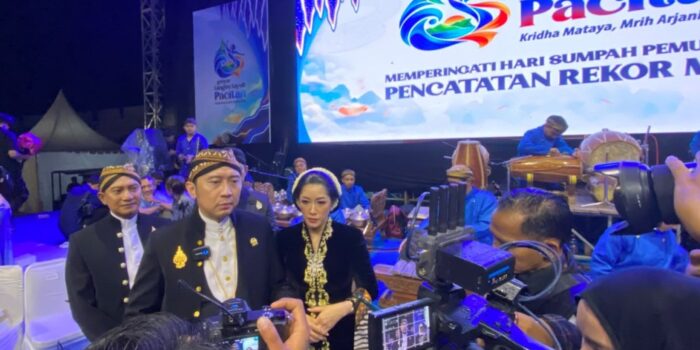 Wakil Ketua MPR RI Edhie Baskoro Yudhoyono (Ibas) didampingi sang istri Aliya Rajasa dan Bupati Pacitan Indrata Nur Bayuaji memberikan keterangan pers kepada wartawan di acara Gebyar Langen Tayub Pacitan 2026.