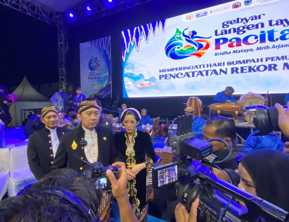 Wakil Ketua MPR RI Edhie Baskoro Yudhoyono (Ibas) didampingi sang istri Aliya Rajasa dan Bupati Pacitan Indrata Nur Bayuaji memberikan keterangan pers kepada wartawan di acara Gebyar Langen Tayub Pacitan 2026.