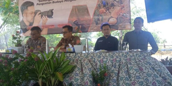 Kalaksa BPBD Pacitan Erwin Andriatmoko bersama Jurnalis Purwoto dalam Workshop Jurnalistik Kebencanaan.