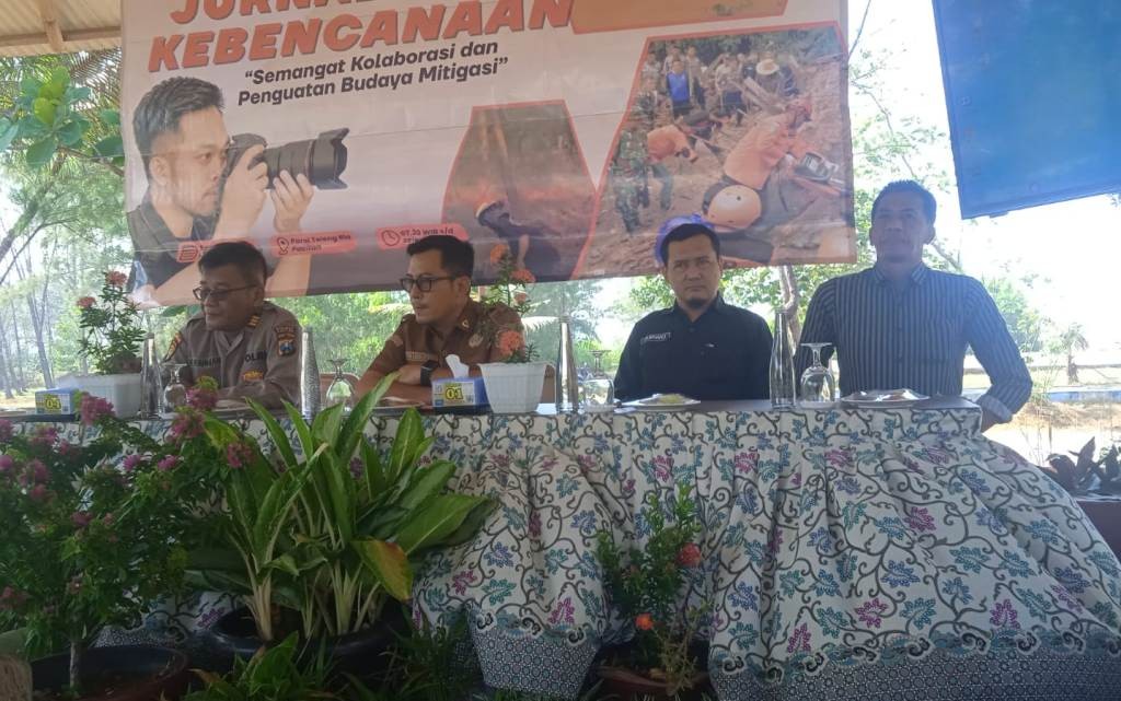 Kalaksa BPBD Pacitan Erwin Andriatmoko bersama Jurnalis Purwoto dalam Workshop Jurnalistik Kebencanaan.