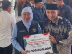 Gubernur Jawa Timur Khofifah Indar Parawansa menyerahkan Bantuan Keuangan Khusus Program Desa Berdaya Tahun 2026 senilai Rp100 juta kepada Pemerintah Desa Sidomulyo, Kecamatan Kebonagung, Kabupaten Pacitan.
