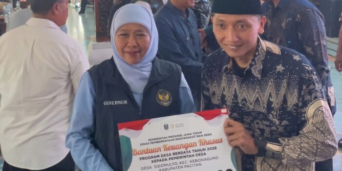 Gubernur Jawa Timur Khofifah Indar Parawansa menyerahkan Bantuan Keuangan Khusus Program Desa Berdaya Tahun 2026 senilai Rp100 juta kepada Pemerintah Desa Sidomulyo, Kecamatan Kebonagung, Kabupaten Pacitan.