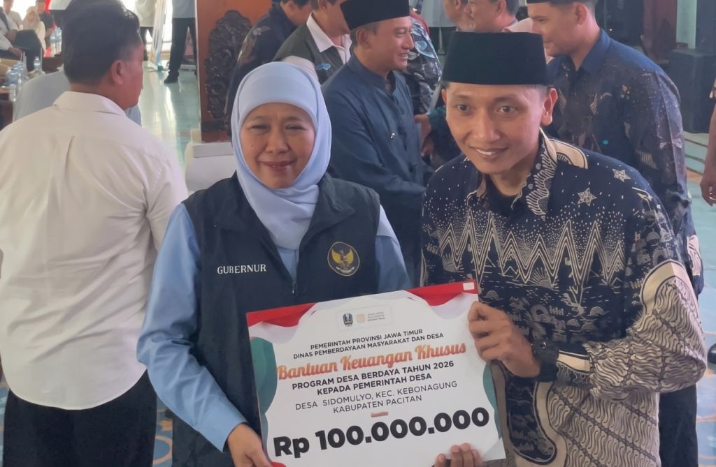 Gubernur Jawa Timur Khofifah Indar Parawansa menyerahkan Bantuan Keuangan Khusus Program Desa Berdaya Tahun 2026 senilai Rp100 juta kepada Pemerintah Desa Sidomulyo, Kecamatan Kebonagung, Kabupaten Pacitan.