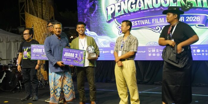 Bupati Pacitan Indrata Nur Bayuaji menyerahkan penghargaan Juara 2 Kategori Umum Nasional kepada sutradara asal Kulon Progo W.N. Naufal atas film Muliha produksi Lembayung Pictures pada Malam Puncak Festival Film Horor 2026 di Alun-Alun Pacitan.