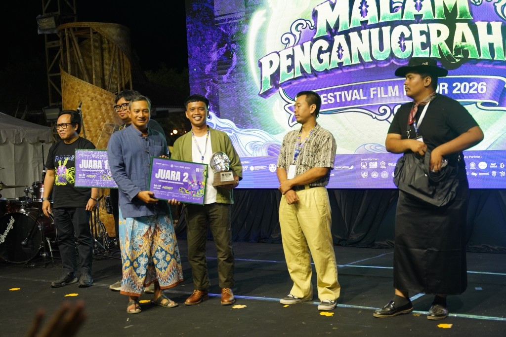 Bupati Pacitan Indrata Nur Bayuaji menyerahkan penghargaan Juara 2 Kategori Umum Nasional kepada sutradara asal Kulon Progo W.N. Naufal atas film Muliha produksi Lembayung Pictures pada Malam Puncak Festival Film Horor 2026 di Alun-Alun Pacitan.