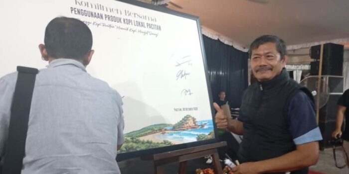 Ketua FPPA Sutikno saat menghadiri Deklarasi Gerakan Bangga Kopi Pacitan dalam ajang Festival Kopi Pacitan.