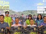 Bupati Pacitan Indrata Nur Bayuaji bersama jajaran pejabat dan peraga busana memamerkan jersi resmi dalam acara Grand Launching Nyaman Jiwo Beach Run Pacitan 2026.
