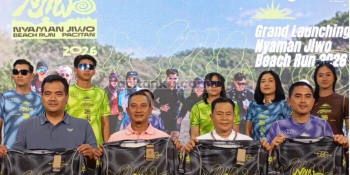 Bupati Pacitan Indrata Nur Bayuaji bersama jajaran pejabat dan peraga busana memamerkan jersi resmi dalam acara Grand Launching Nyaman Jiwo Beach Run Pacitan 2026.
