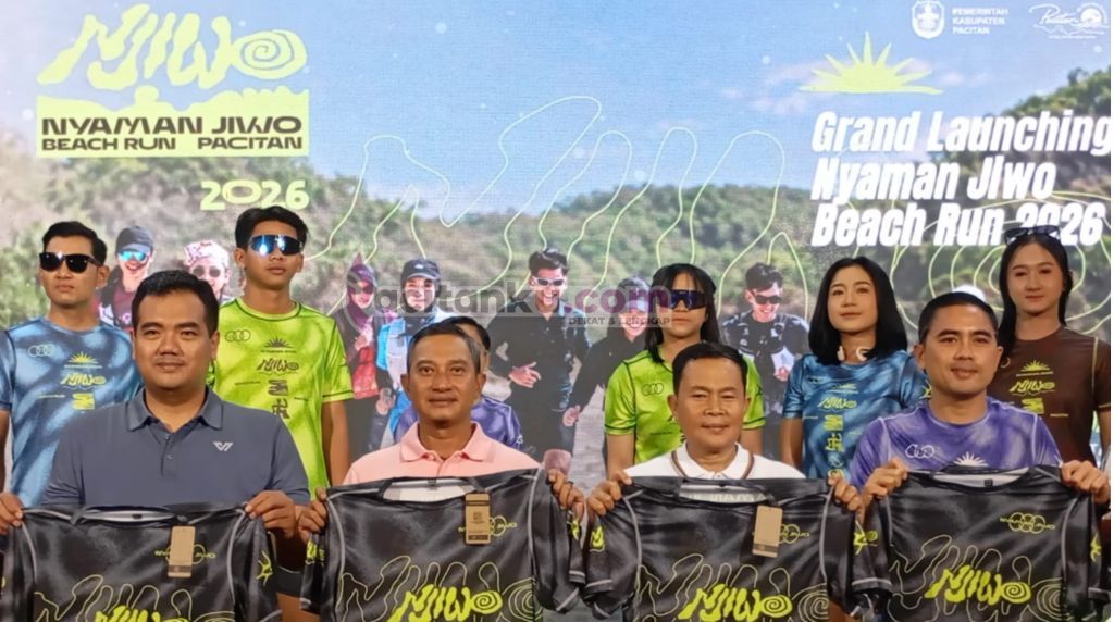 Bupati Pacitan Indrata Nur Bayuaji bersama jajaran pejabat dan peraga busana memamerkan jersi resmi dalam acara Grand Launching Nyaman Jiwo Beach Run Pacitan 2026.