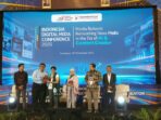 Para narasumber dan perwakilan Asosiasi Media Siber Indonesia berfoto bersama sambil memegang plakat di panggung Indonesia Digital Media Conference 2026, Surabaya.