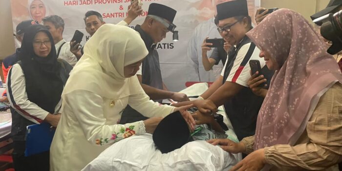 Gubernur Jawa Timur Khofifah Indar Parawansa mengelus wajah dan mendoakan seorang anak peserta khitan massal yang terbaring di ranjang medis di Gedung Karya Dharma Pendopo Kabupaten Pacitan.