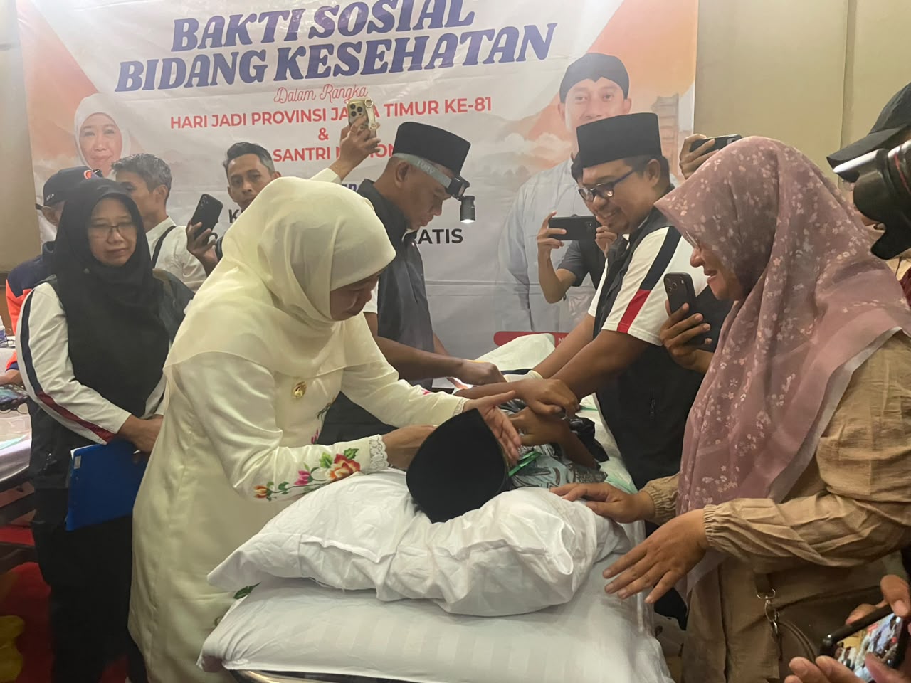 khofifah-elus-dan-doakan-anak-peserta-khitan-massal-di-pacitan.jpg Gubernur Jawa Timur Khofifah Indar Parawansa mengelus wajah dan mendoakan seorang anak peserta khitan massal yang terbaring di ranjang medis di Gedung Karya Dharma Pendopo Kabupaten Pacitan.