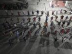 Rakaman udara puluhan warga merentas generasi Desa Jatigunung berbaris rapi mengikuti latihan tarian Langen Tayub pada waktu malam di halaman balai desa menjelang pemecahan Rekor MURI Gebyar Langen Tayub Pacitan.