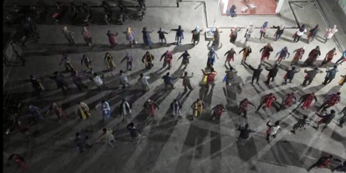 Rakaman udara puluhan warga merentas generasi Desa Jatigunung berbaris rapi mengikuti latihan tarian Langen Tayub pada waktu malam di halaman balai desa menjelang pemecahan Rekor MURI Gebyar Langen Tayub Pacitan.