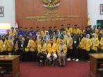 Ketua terpilih PD IPM Kabupaten Pacitan Dewi Mutmainah duduk di barisan depan berfoto bersama pengurus dan puluhan peserta Musyda XI mengenakan jas kuning IPM di ruang sidang Gedung DPRD Kabupaten Pacitan.