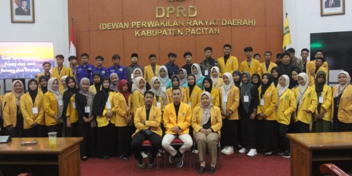 Ketua terpilih PD IPM Kabupaten Pacitan Dewi Mutmainah duduk di barisan depan berfoto bersama pengurus dan puluhan peserta Musyda XI mengenakan jas kuning IPM di ruang sidang Gedung DPRD Kabupaten Pacitan.