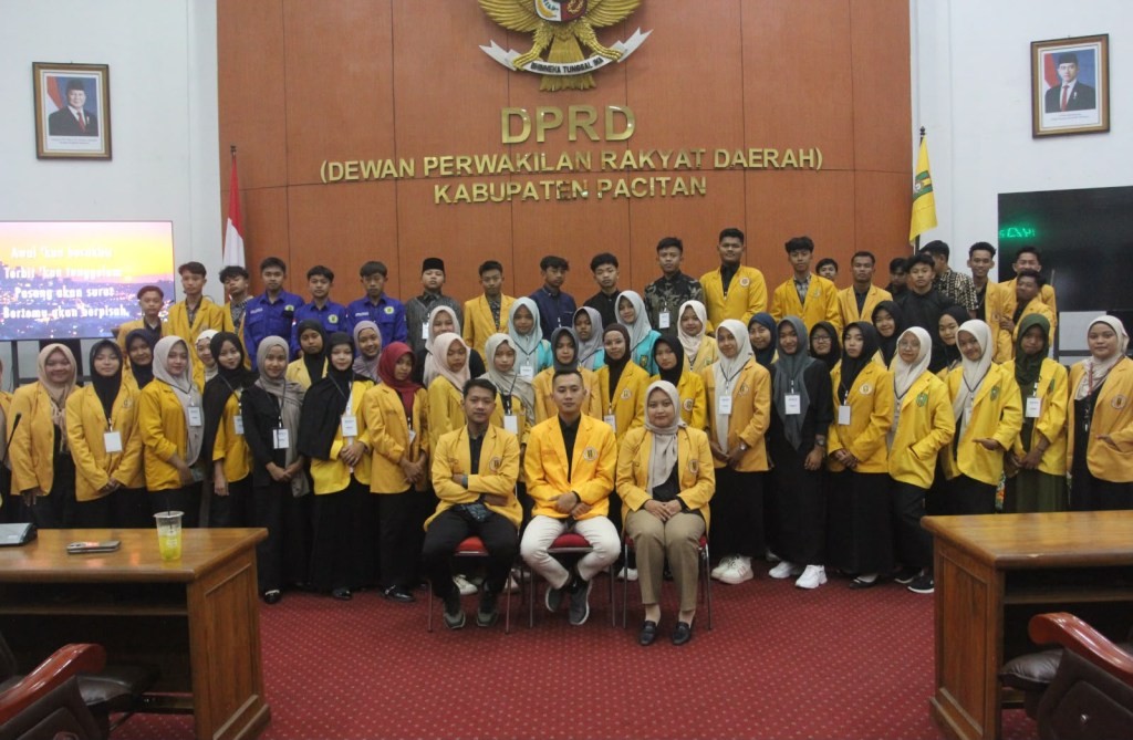 Ketua terpilih PD IPM Kabupaten Pacitan Dewi Mutmainah duduk di barisan depan berfoto bersama pengurus dan puluhan peserta Musyda XI mengenakan jas kuning IPM di ruang sidang Gedung DPRD Kabupaten Pacitan.