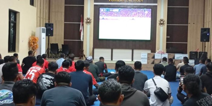Suasana meriah nobar final Timnas Indonesia melawan Thailand di Mapolres Pacitan yang dihadiri TNI, Polri, dan masyarakat.