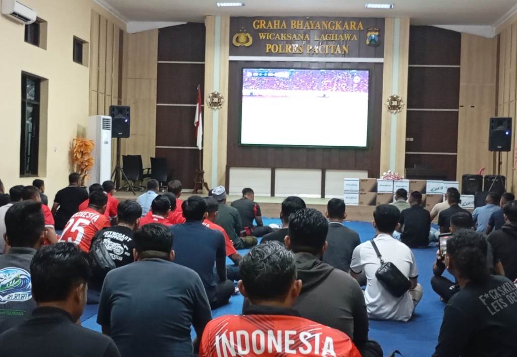 Suasana meriah nobar final Timnas Indonesia melawan Thailand di Mapolres Pacitan yang dihadiri TNI, Polri, dan masyarakat.
